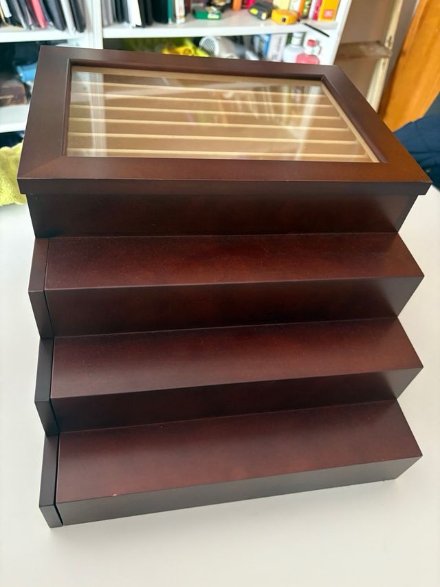 Joyero de madera marrón