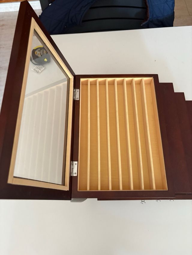 Joyero de madera marrón