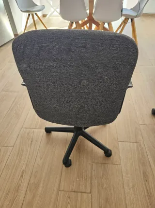 Silla de oficina gris y negra