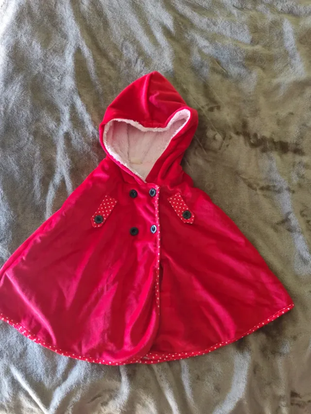 Preciosa capa roja con capucha. Es uni