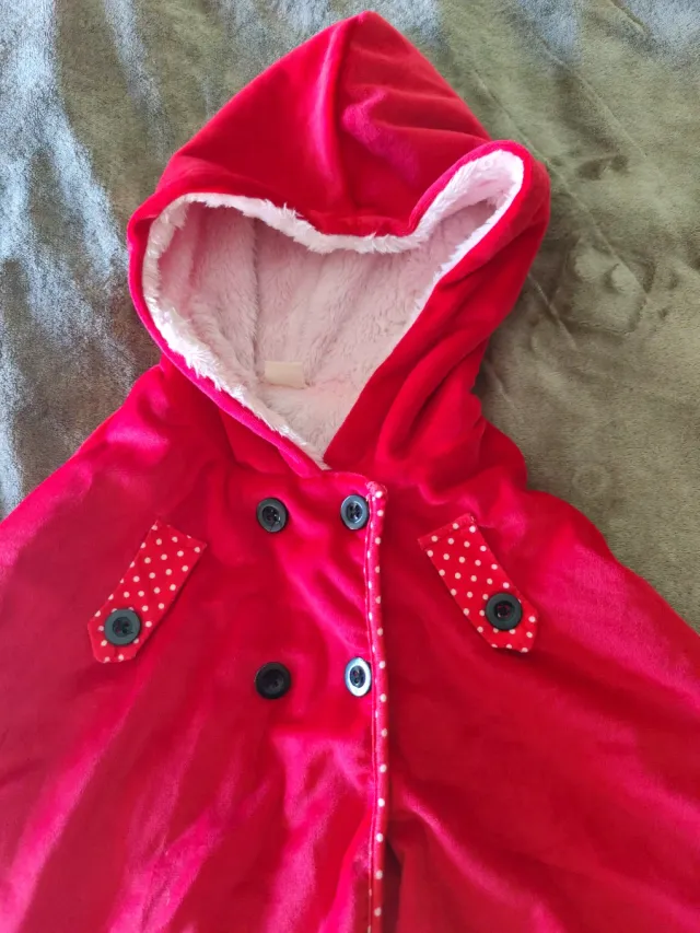 Preciosa capa roja con capucha. Es uni