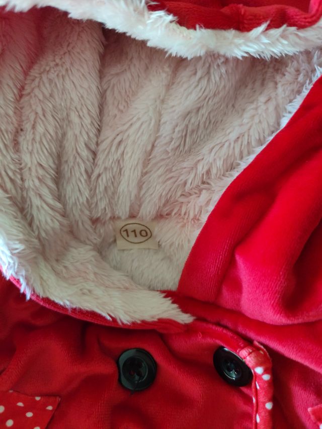 Preciosa capa roja con capucha. Es uni