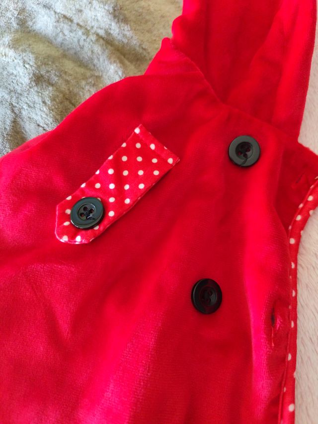 Preciosa capa roja con capucha. Es uni