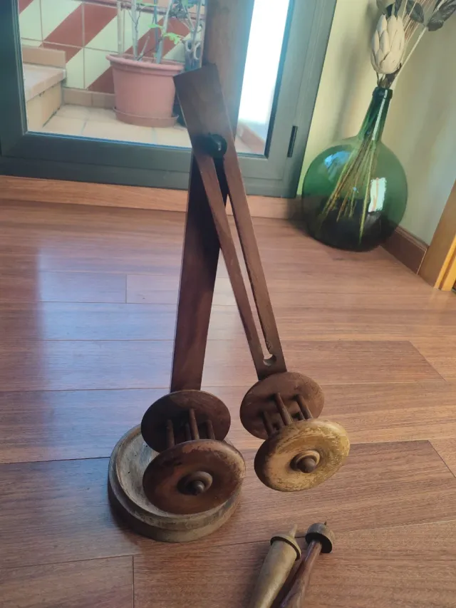 Antigua pieza de hilado de madera