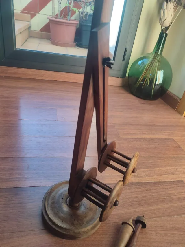 Antigua pieza de hilado de madera