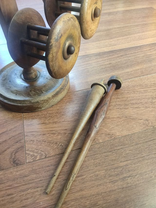 Antigua pieza de hilado de madera