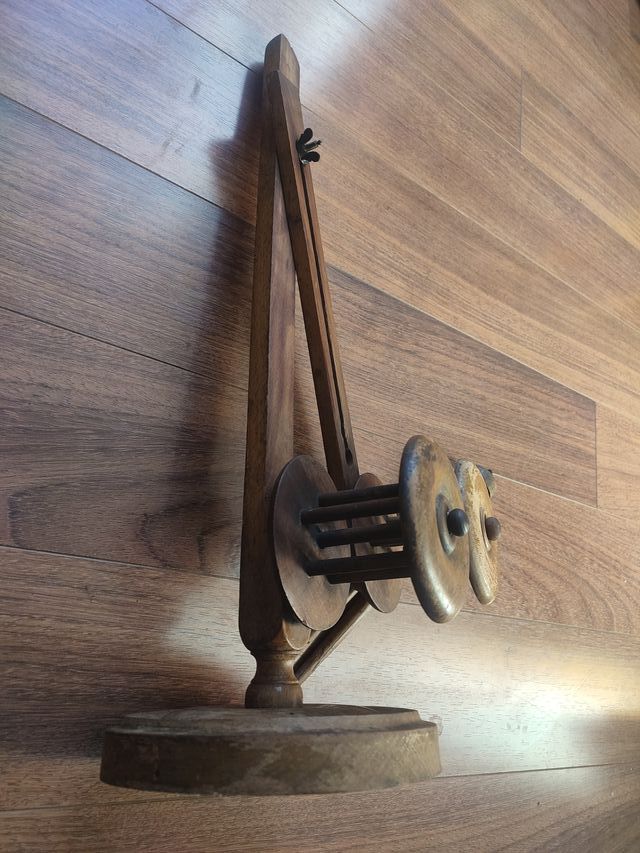 Antigua pieza de hilado de madera