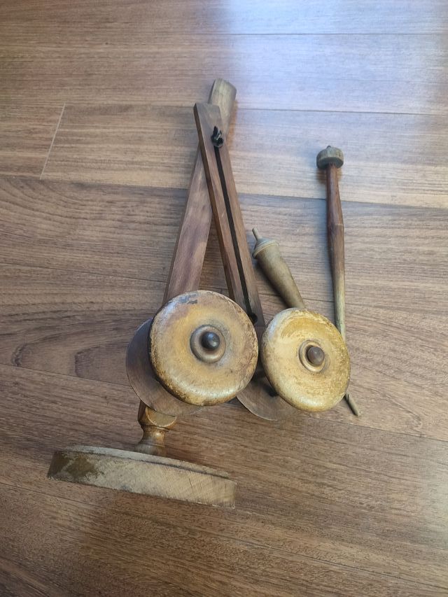 Antigua pieza de hilado de madera