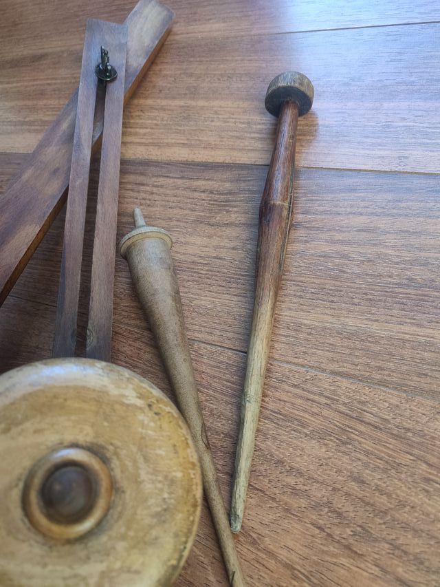 Antigua pieza de hilado de madera