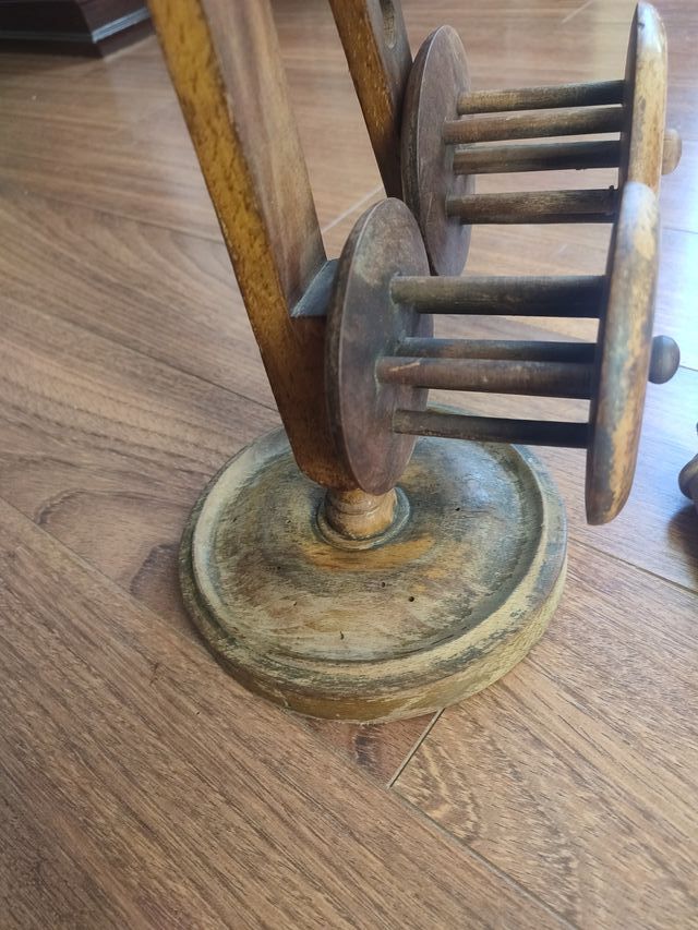 Antigua pieza de hilado de madera