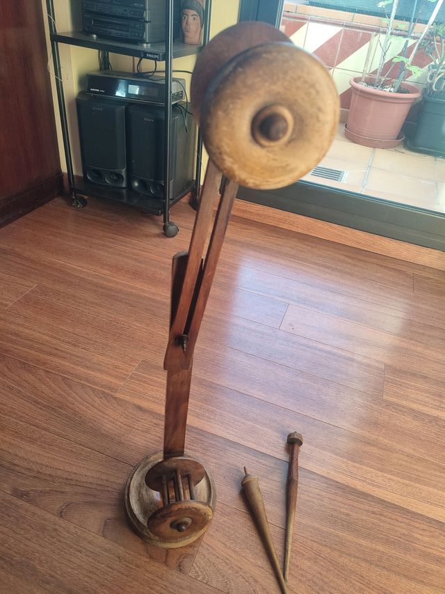 Antigua pieza de hilado de madera