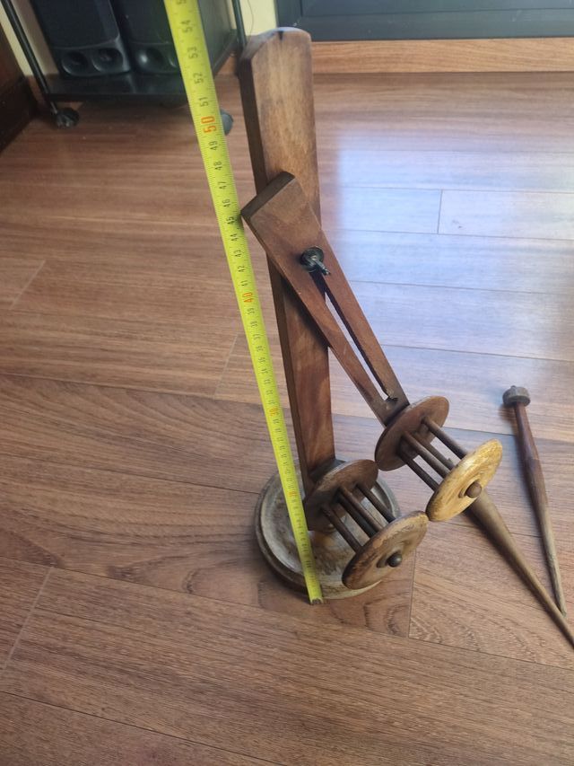 Antigua pieza de hilado de madera