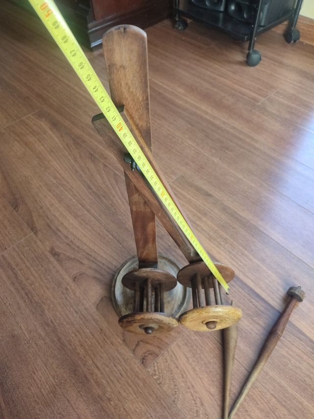 Antigua pieza de hilado de madera