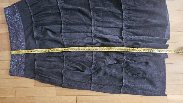 Falda larga marrón con cinturón bordado