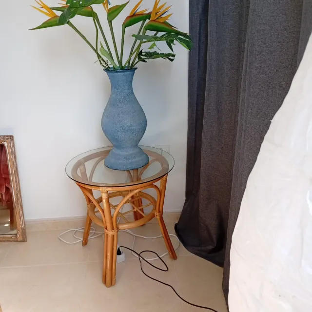 Mesa auxiliar ratán y cristal