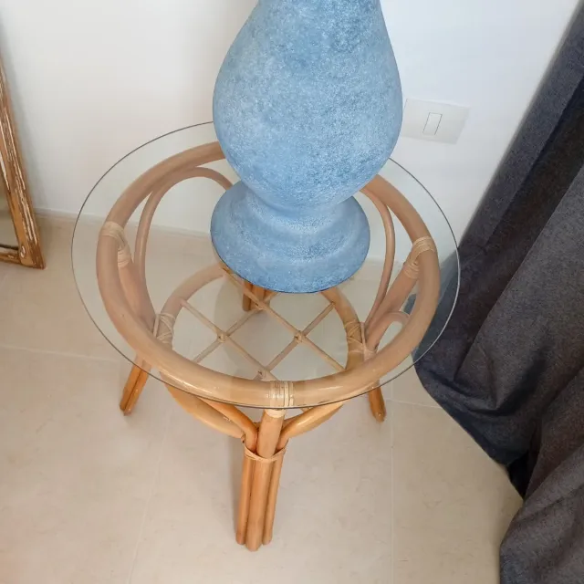 Mesa auxiliar ratán y cristal
