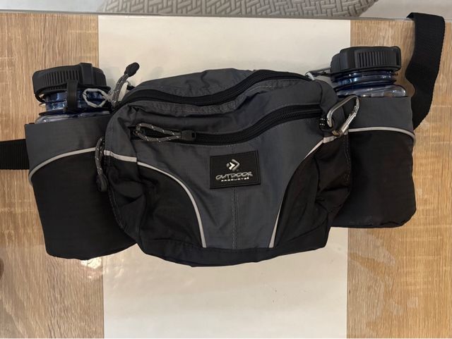 Riñonera Outdoor Products con botellas