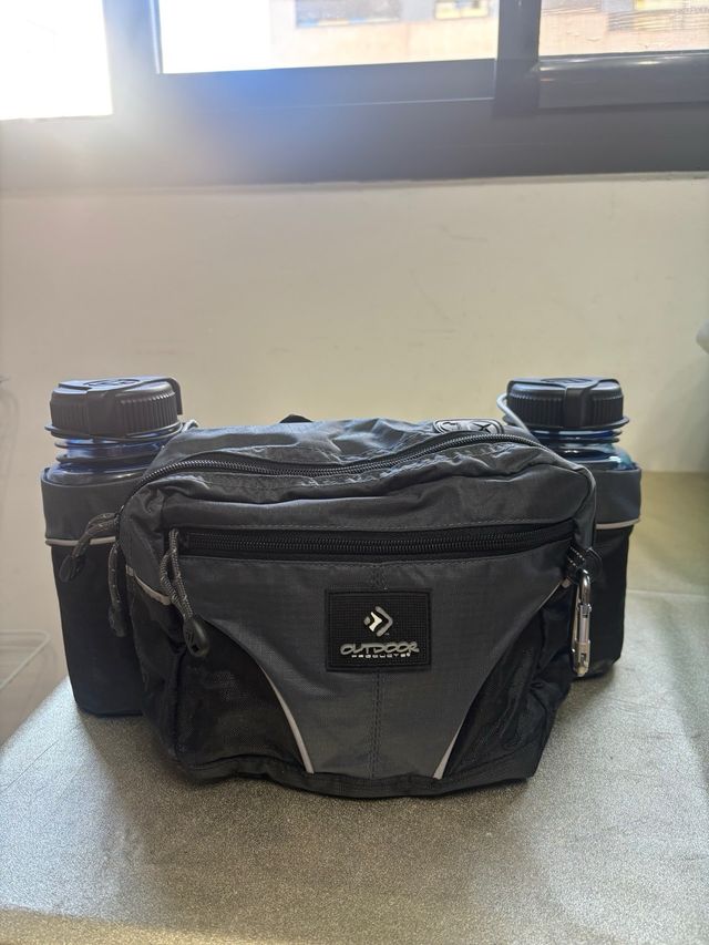 Riñonera Outdoor Products con botellas