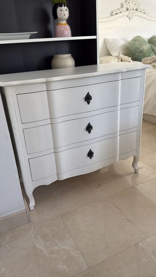 Cómoda blanca con tiradores negros
