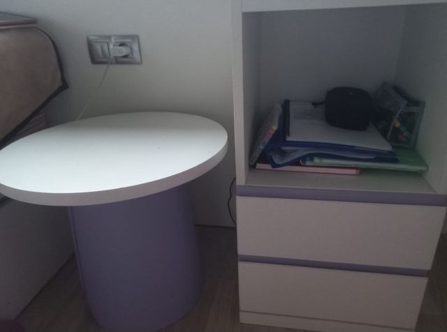 Mesita auxiliar redonda lila y blanca (madera)