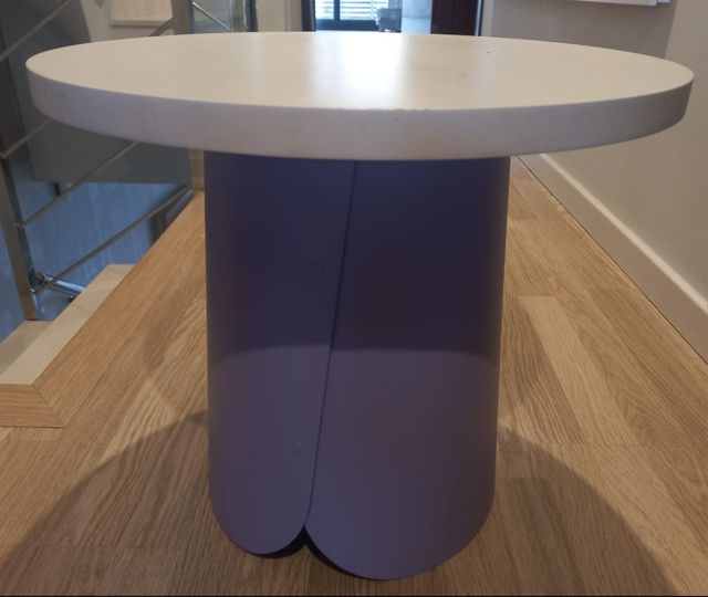 Mesita auxiliar redonda lila y blanca (madera)