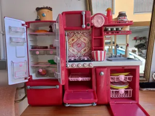 Cocina de juguete rosa con accesorios