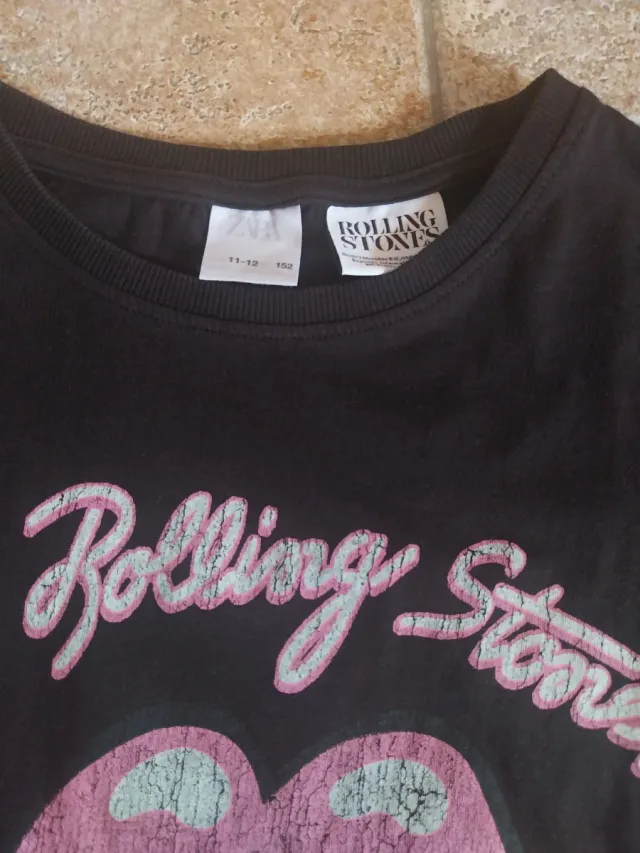 T-shirt con bocca e lingua arcobaleno dei Rolling Stones