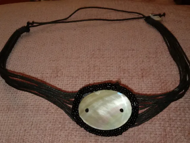 Gargantilla negra con piedra nacarada