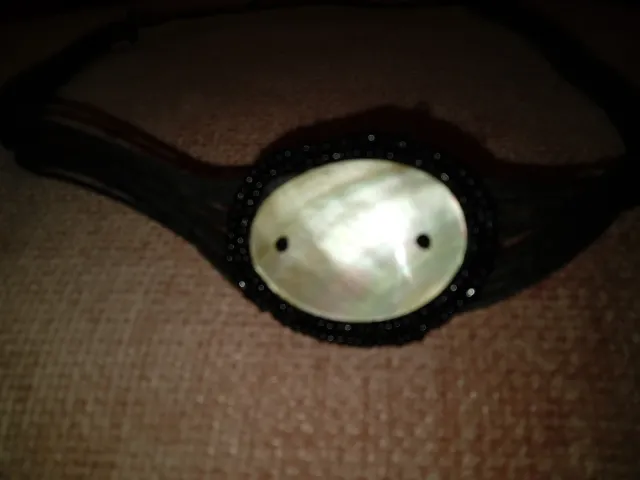 Gargantilla negra con piedra nacarada