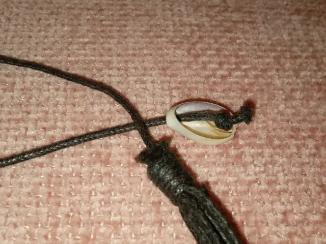 Gargantilla negra con piedra nacarada