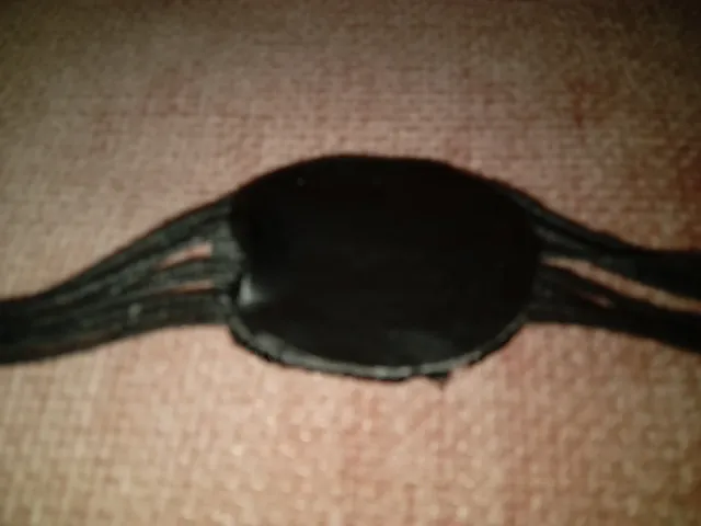 Gargantilla negra con piedra nacarada