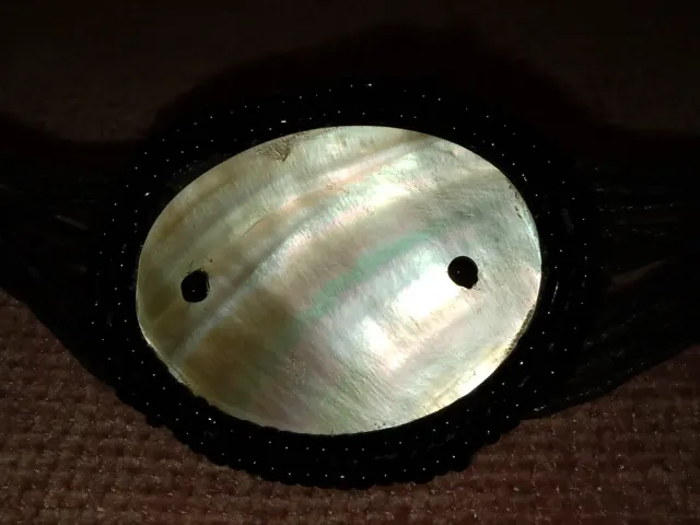 Gargantilla negra con piedra nacarada