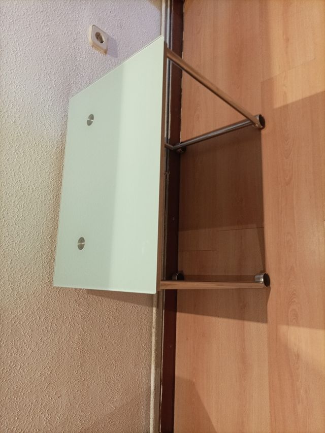 Mesa cristal y metal