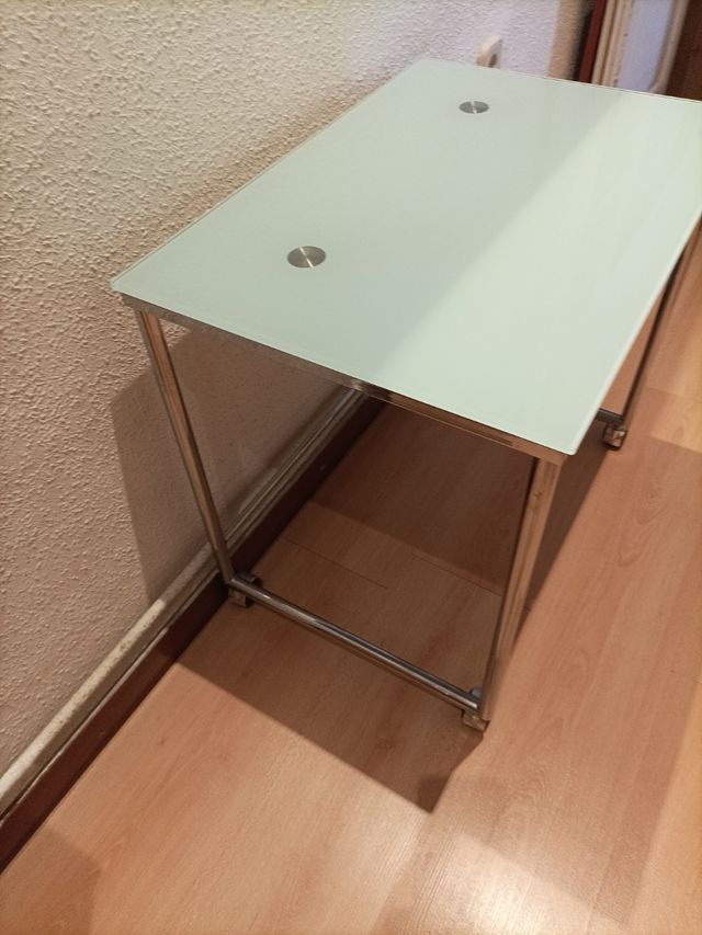 Mesa cristal y metal
