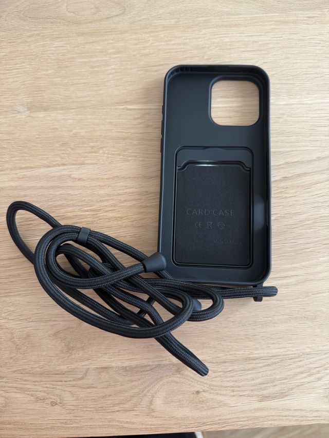 Funda iPhone 16 Pro Max con Tarjetero y Cuerda