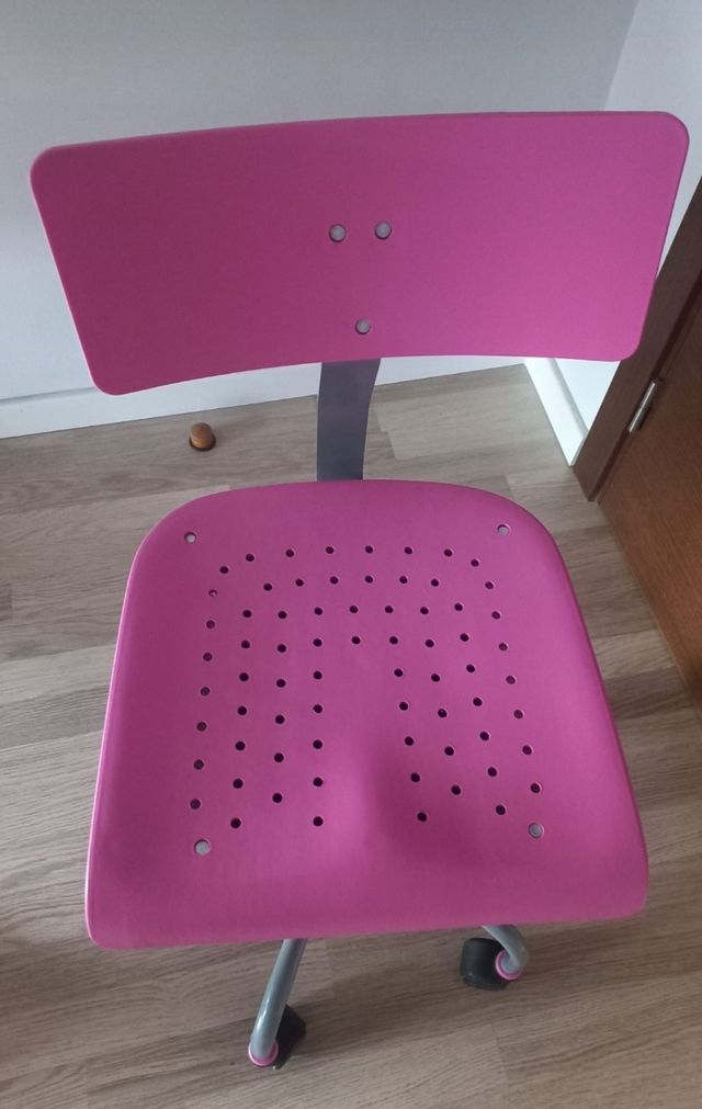 Silla de escritorio rosa y gris