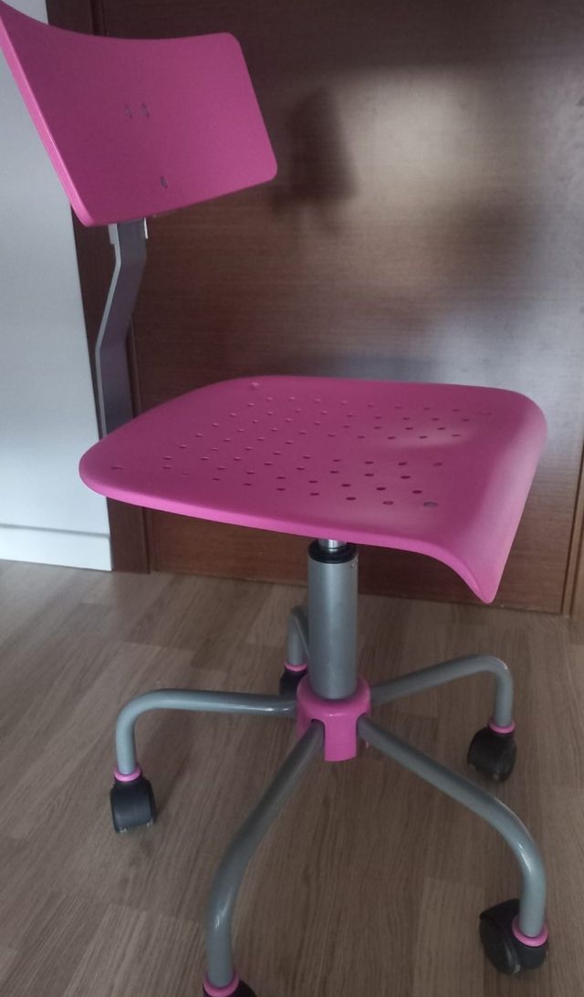 Silla de escritorio rosa y gris