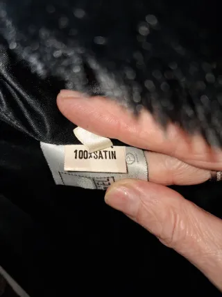 Abrigo negro de pelo sintético.