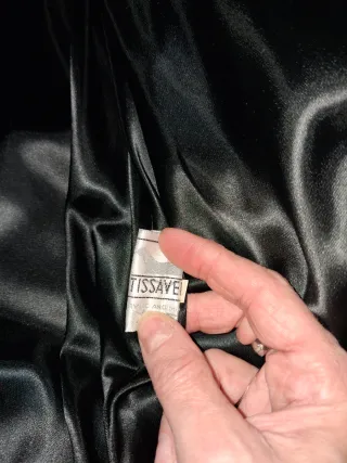 Abrigo negro de pelo sintético.