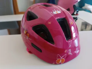 Casco rosa infantil con mariposas