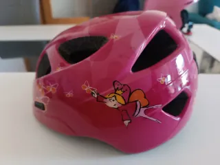 Casco rosa infantil con mariposas