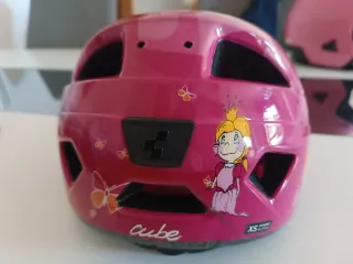 Casco rosa infantil con mariposas