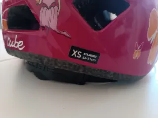 Casco rosa infantil con mariposas