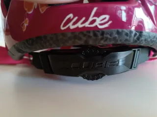 Casco rosa infantil con mariposas