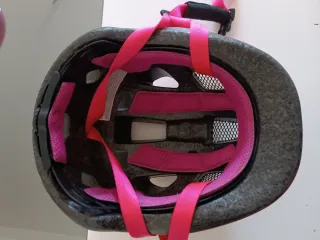 Casco rosa infantil con mariposas