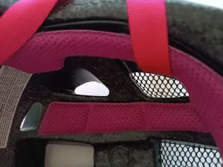 Casco rosa infantil con mariposas