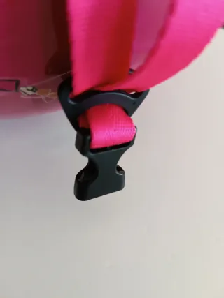 Casco rosa infantil con mariposas