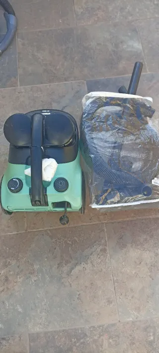 Aspirador verde y negro Panasonic