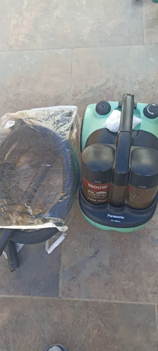 Aspirador verde y negro Panasonic