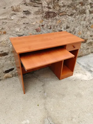 Escritorio de madera marrón